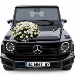Beyaz lilyum ve beyaz güllerden hazırlanmış gelin arabası süslemesi